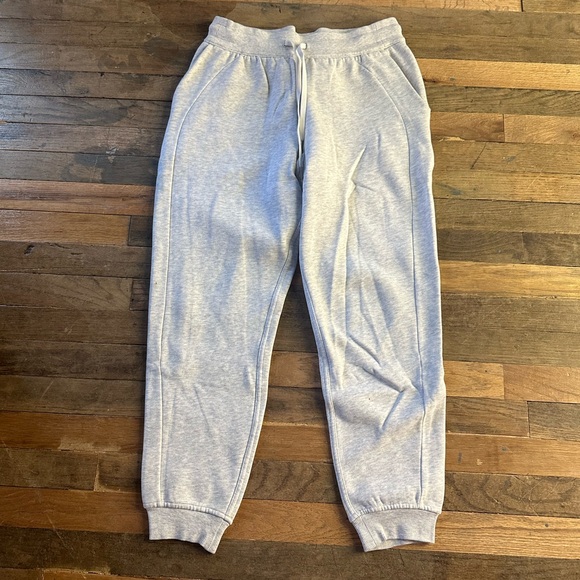 Lululemon Relaxed Fit Scuba Jogger - Size 8 - Heathered Core Ultra alight Grey - Picture 1 of 8
